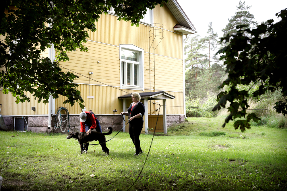 Kaskimaan hoivakodissa luonnosta on lupa nauttia monin tavoin. Johtaja Liisi Astala ja asukas Markus Moilanen viettävät syksyistä hetkeä Manfred-koiran kanssa.