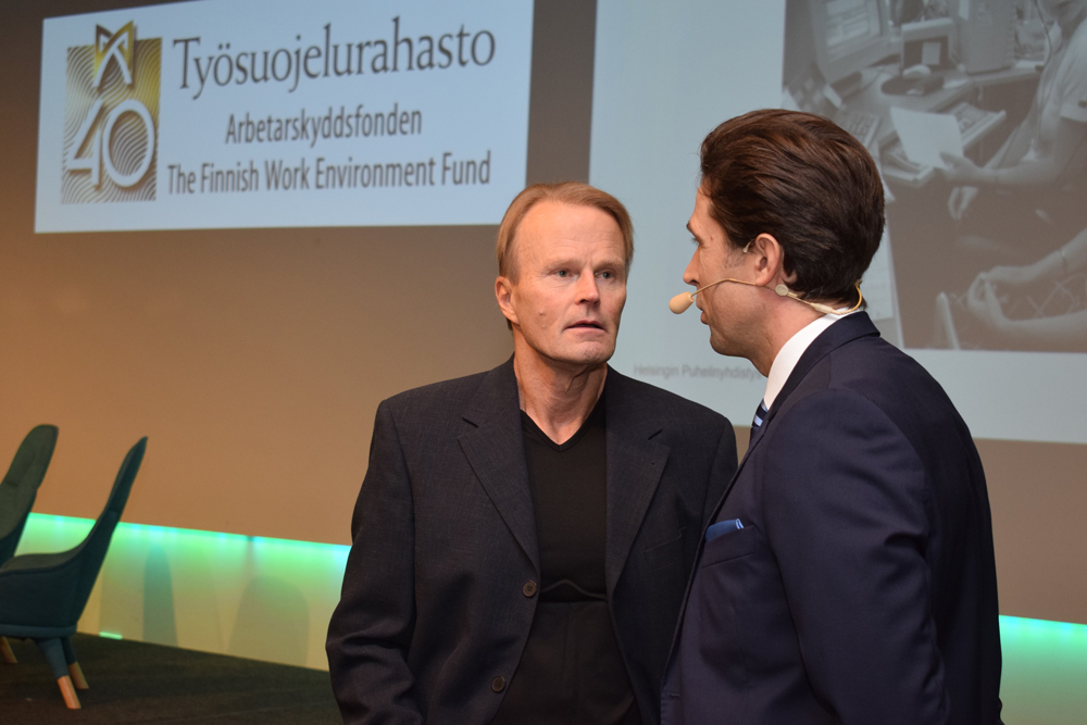 : Professori Juha Siltala vaihtoi ajatuksia seminaarin juontaja Jussi-Pekka Rantasen kanssa.