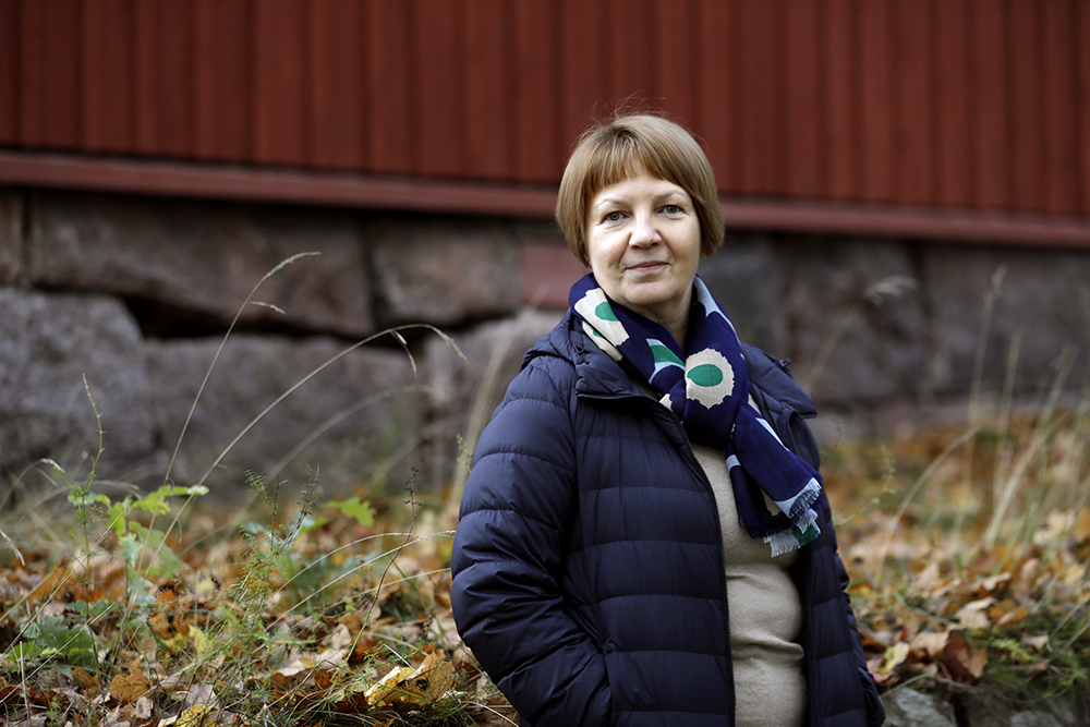 Työkykykoordinaattori Tuija Merkel kannustaa esimiehiä pitämään säännöllisesti yhteyttä sairauslomalla oleviin työntekijöihin.