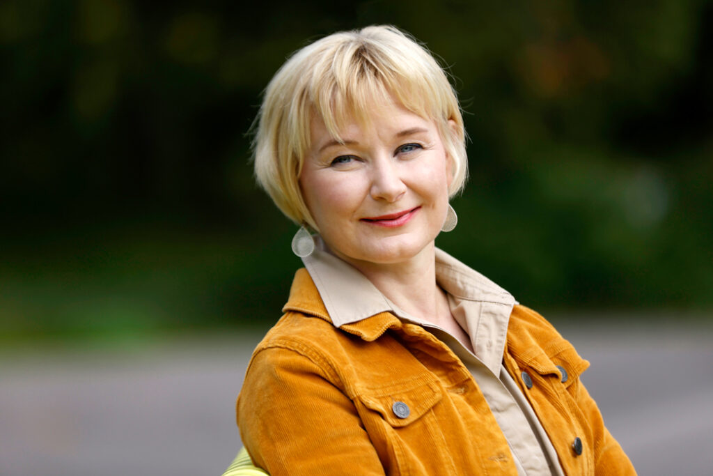 Pauliina Mattila-Holappa lähikuvassa.