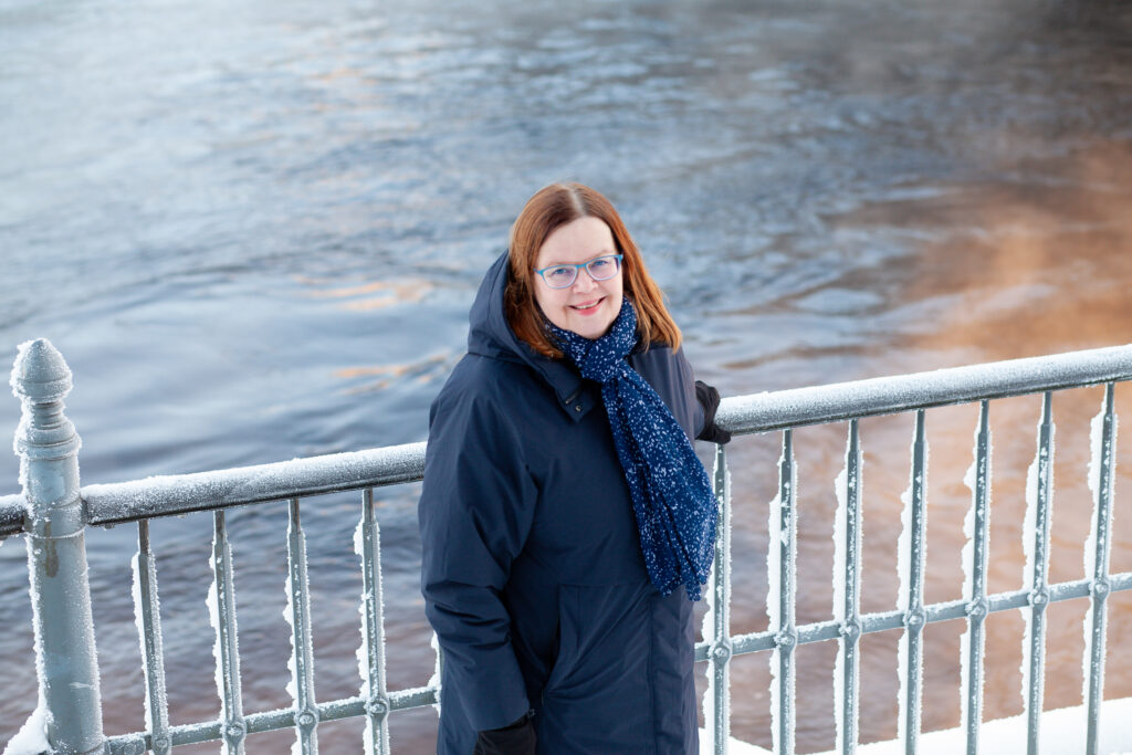 Lähikuva Sari Ortjusta ulkona.