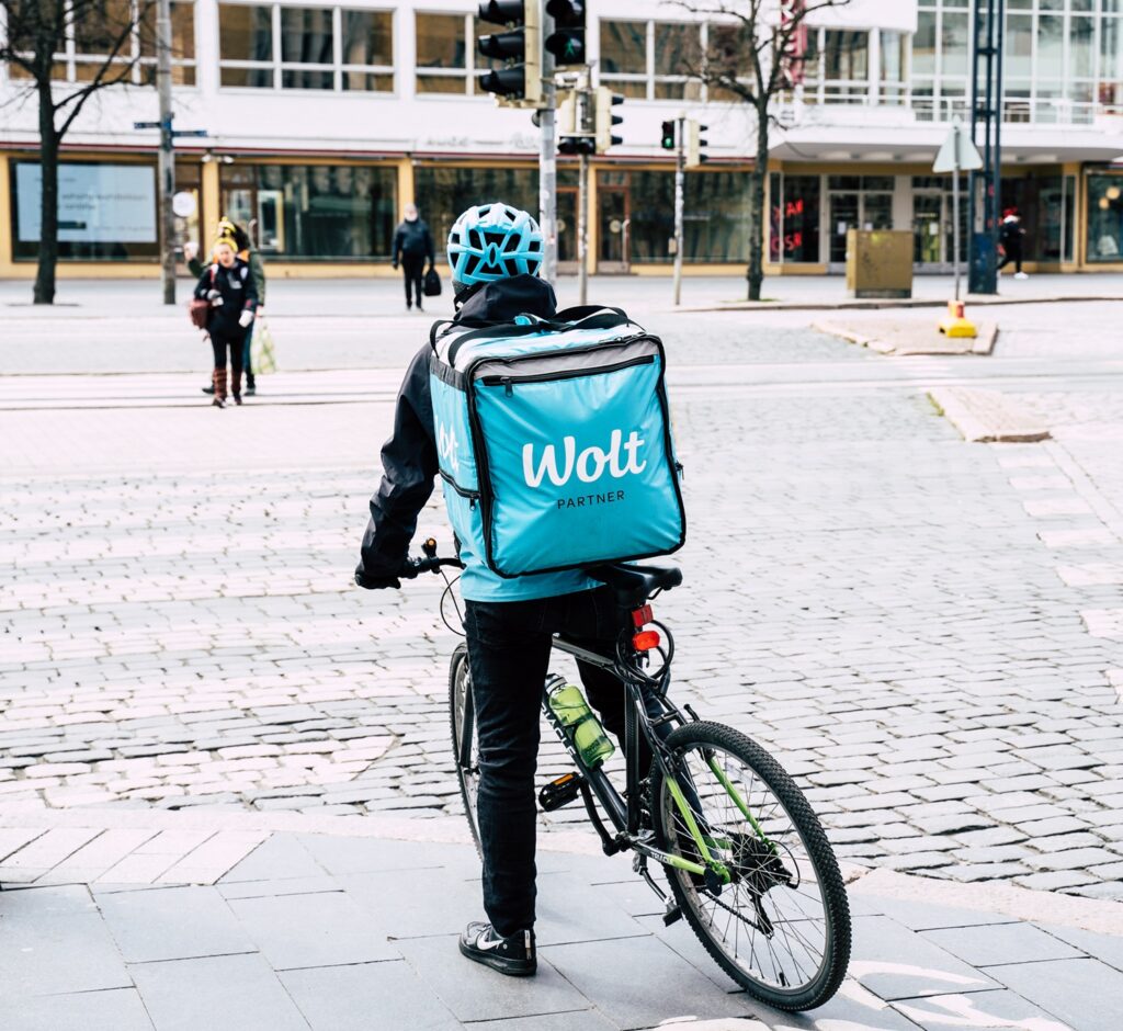 Wolt ruokalähetti liikennevaloissa Mannerheimintiellä.