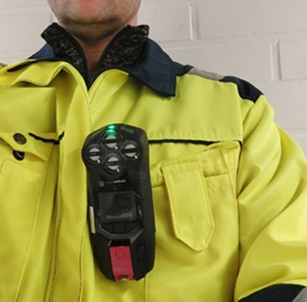 Etäluettava mittari kiinni työhaalarissa.
