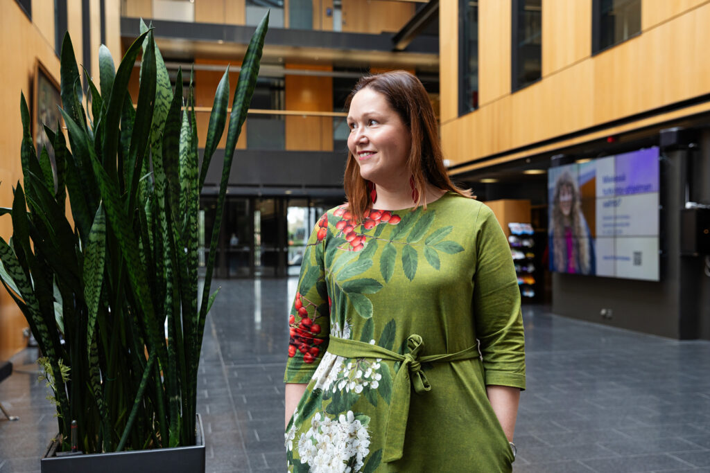 Työterveyslaitoksen (TTL) tutkija Mervi Halonen kuvattuna Oulun yliopiston lääketieteellisen tiedekunnan päärakennuksessa.